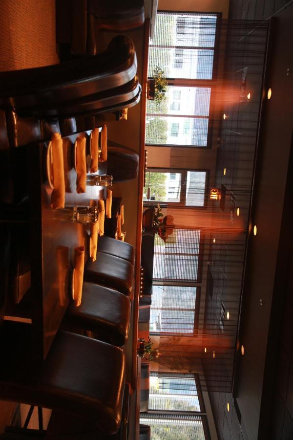 Mountain Retreat Hotel Squamish Exterior photo
