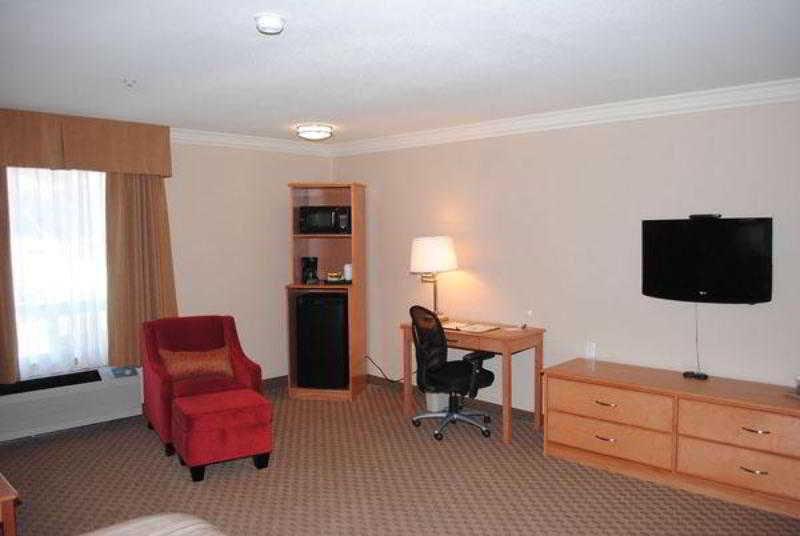 Mountain Retreat Hotel Squamish Room photo