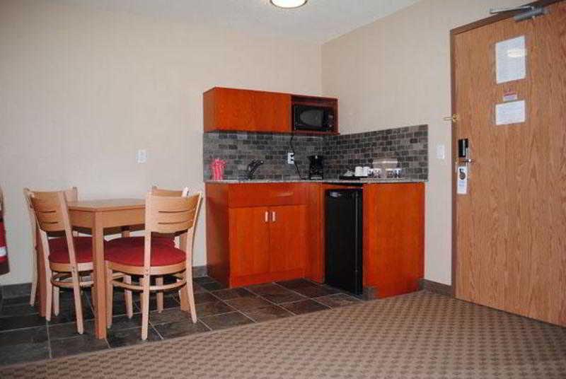 Mountain Retreat Hotel Squamish Room photo