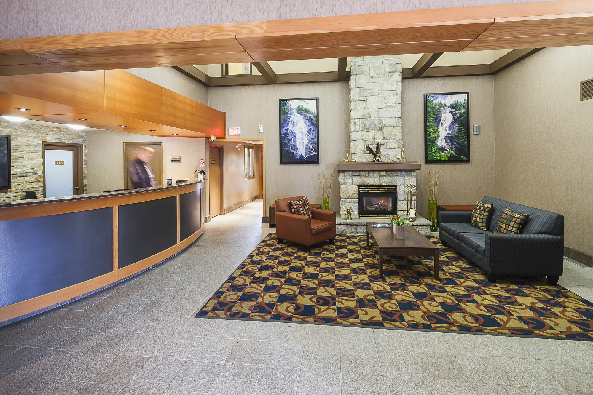 Mountain Retreat Hotel Squamish Exterior photo
